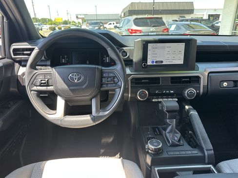 Used 2025 Toyota 4Runner SR5 AWD/4WD image 15