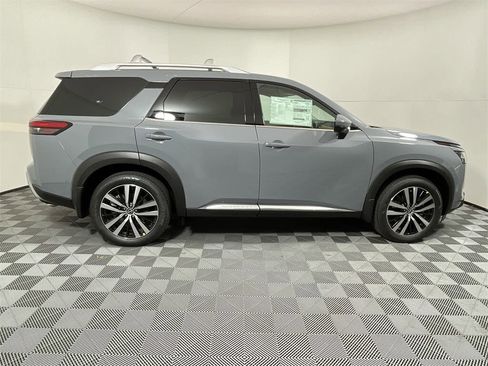 New 2025 Nissan Pathfinder Platinum image 5