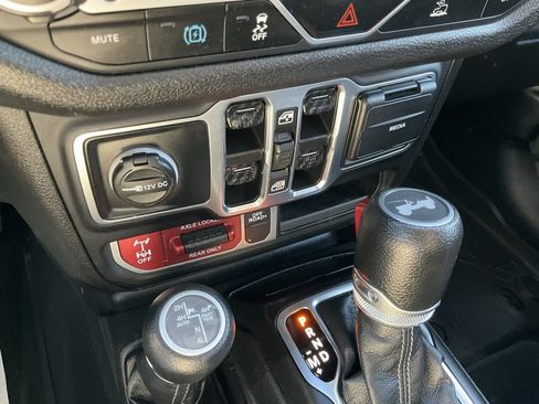 Used 2024 Jeep Wrangler Unlimited image 9