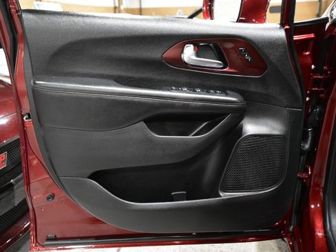 Used 2020 Chrysler Pacifica Limited FWD image 11