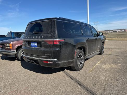 Used 2023 Jeep Wagoneer L Series III w/ Rear Seat Video Group 1 AWD/4WD image 3