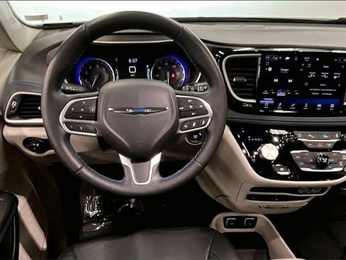Used 2021 Chrysler Pacifica Touring-L w/ Uconnect Theater Family Group image 5