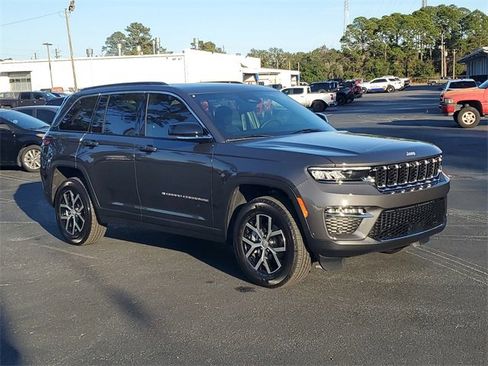 Used 2025 Jeep Grand Cherokee Limited w/ Luxury Tech Group II image 34