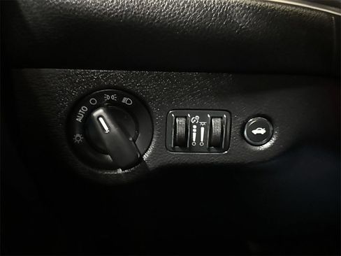 Used 2016 Dodge Challenger SXT image 17