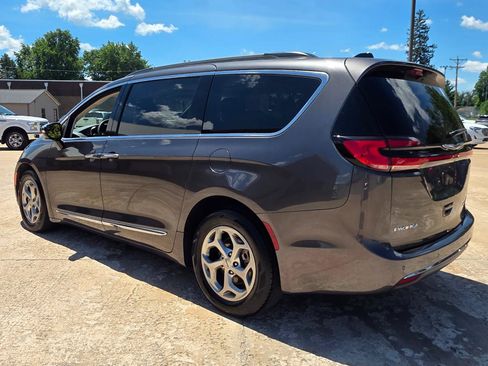 Used 2023 Chrysler Pacifica Limited FWD image 18