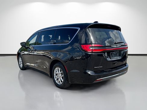 Used 2025 Chrysler Pacifica Select FWD image 5