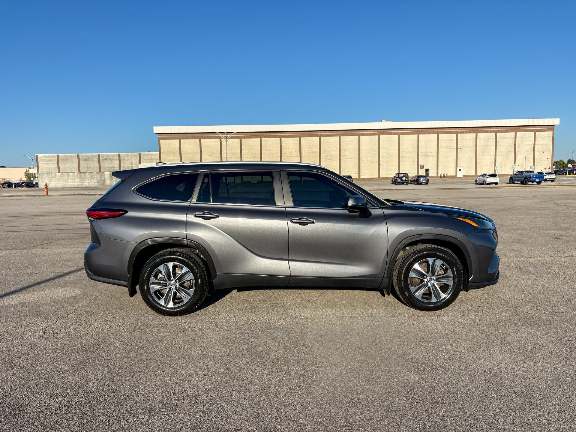 Used 2023 Toyota Highlander XLE FWD image 9