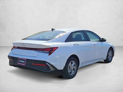 New 2026 Hyundai Elantra SE FWD image 2