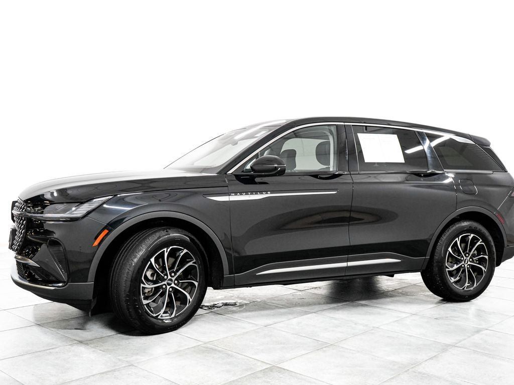 Used 2025 Lincoln Nautilus Premier AWD/4WD image 4