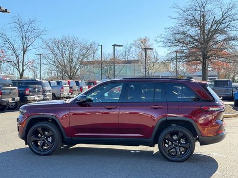 Certified 2024 Jeep Grand Cherokee Altitude image 10