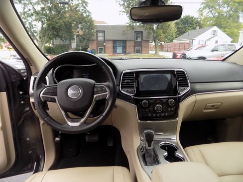 Used 2020 Jeep Grand Cherokee Limited AWD/4WD image 16