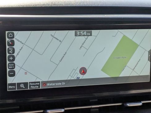 Used 2022 Kia Carnival EX image 25