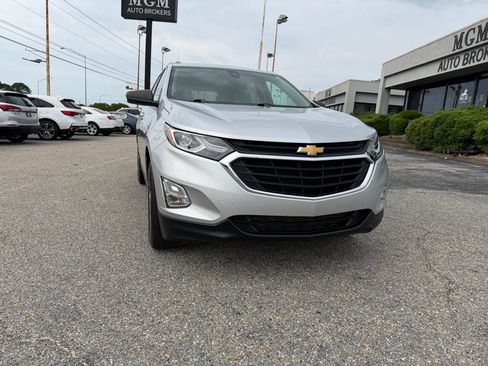 Used 2021 Chevrolet Equinox LS w/ LS Convenience Package FWD image 4