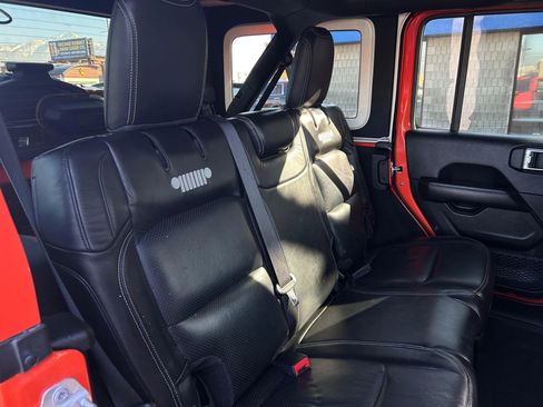 Used 2018 Jeep Wrangler Unlimited Sahara image 27