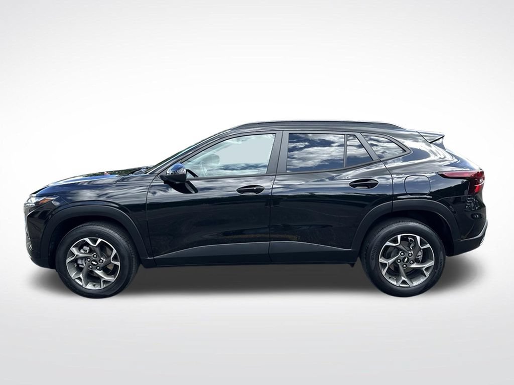 Used 2024 Chevrolet Trax LT w/ Driver Confidence Package FWD image 2