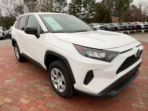 Used 2022 Toyota RAV4 LE FWD image 3