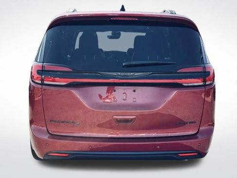 Used 2025 Chrysler Pacifica Limited FWD image 7