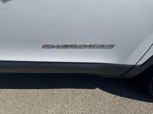 Used 2019 Jeep Cherokee Latitude Plus w/ Comfort/Convenience Group image 10