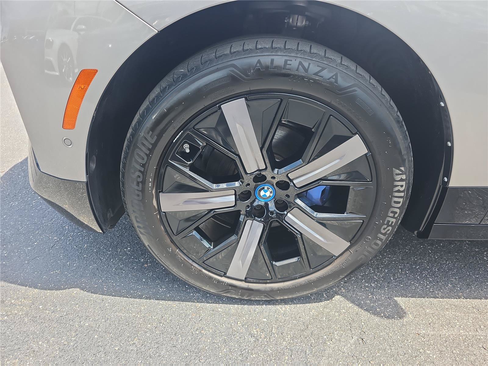 Used 2024 BMW iX xDrive50 w/ Premium Package AWD/4WD image 8