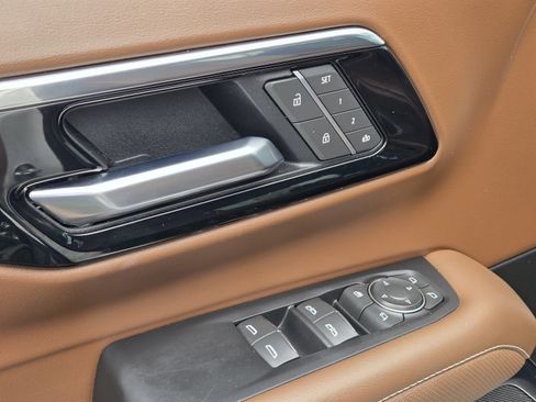 Used 2025 Chevrolet Suburban High Country RWD image 14