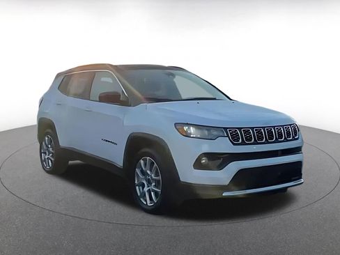 Used 2025 Jeep Compass Limited image 2