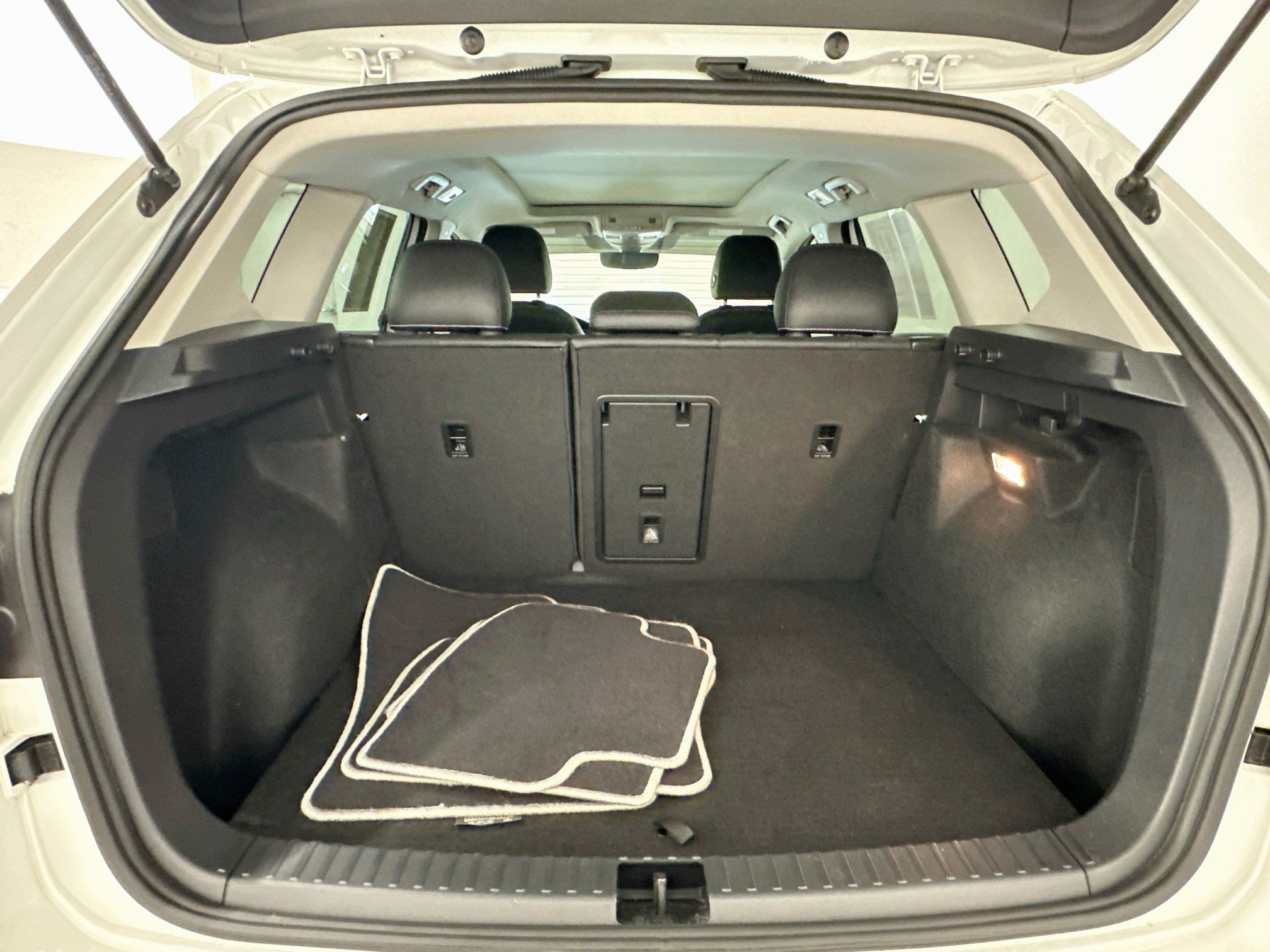 Used 2023 Volkswagen Taos SE w/ Panoramic Sunroof Package AWD/4WD image 31