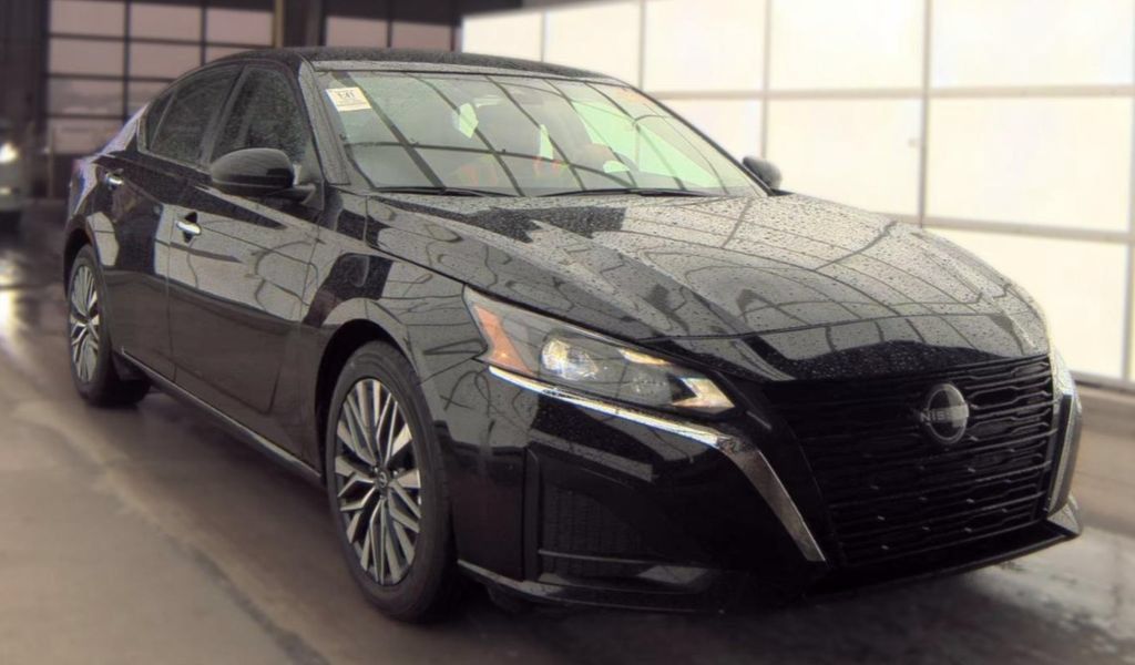 Used 2025 Nissan Altima 2.5 SV FWD image 2