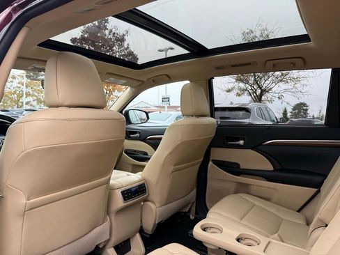 Used 2018 Toyota Highlander Limited Platinum image 16