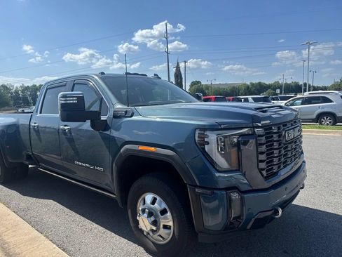 Used 2024 GMC Sierra 3500 Denali Ultimate AWD/4WD image 3