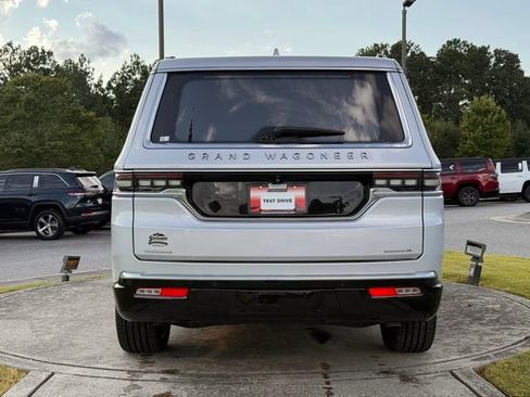 Used 2023 Jeep Grand Wagoneer Series III AWD/4WD image 6