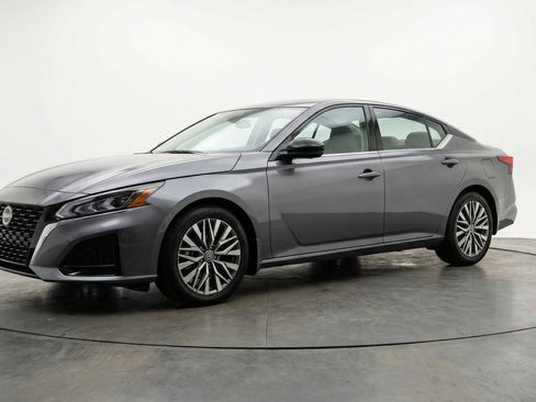 Used 2025 Nissan Altima 2.5 SV image 3