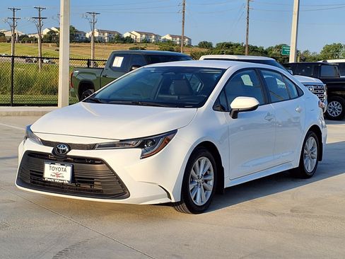Used 2025 Toyota Corolla LE w/ LE Premium Package FWD image 3