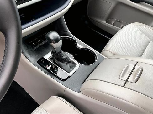 Used 2018 Toyota Highlander Plus FWD image 16