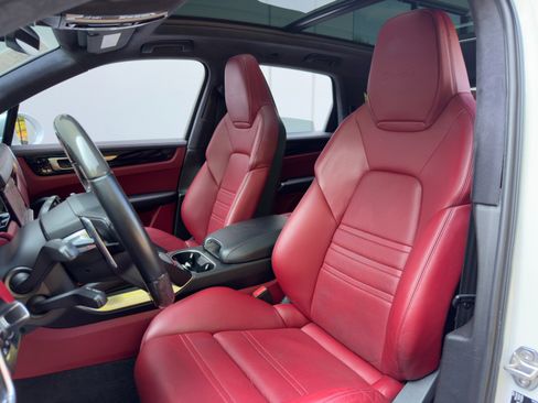 Used 2020 Porsche Cayenne Turbo image 42