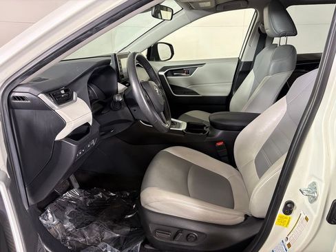Used 2021 Toyota RAV4 XLE Premium AWD/4WD image 16