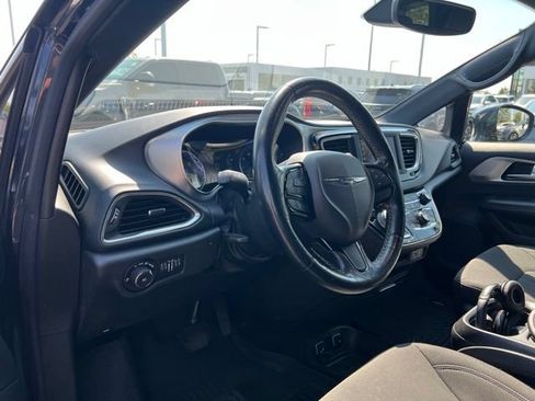 Used 2019 Chrysler Pacifica Touring Plus w/ S Appearance Package FWD image 9