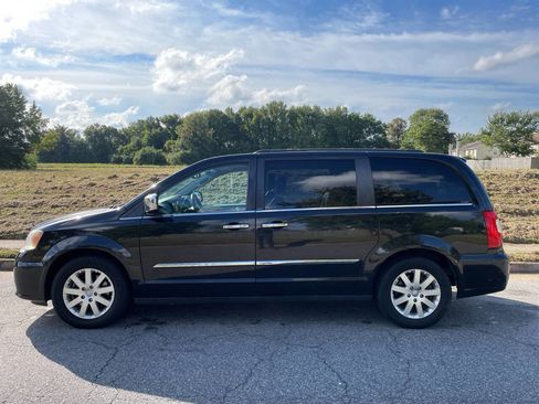Used 2012 Chrysler Town & Country Touring-L w/ Entertainment Group #2 image 2