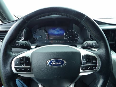 Used 2021 Ford Explorer XLT w/ Equipment Group 202A AWD/4WD image 15
