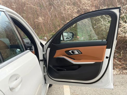 Used 2022 BMW 330i xDrive Sedan w/ Driving Assistance Package image 15