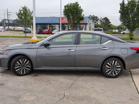 Used 2025 Nissan Altima 2.5 SV FWD image 24