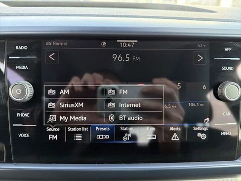 Used 2023 Volkswagen Taos SE w/ Panoramic Sunroof Package image 18