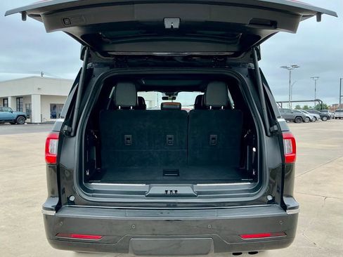 Used 2020 Lincoln Navigator Reserve w/ Equipment Group 208A Reserve AWD/4WD image 17