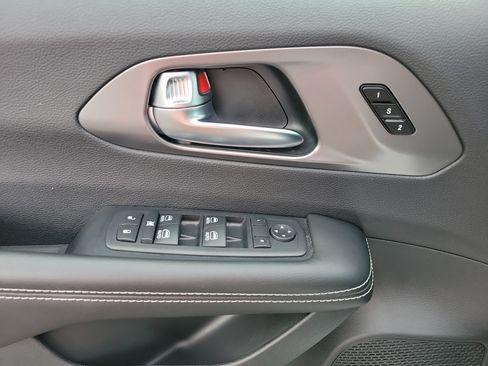 Used 2026 Chrysler Pacifica Select FWD image 6