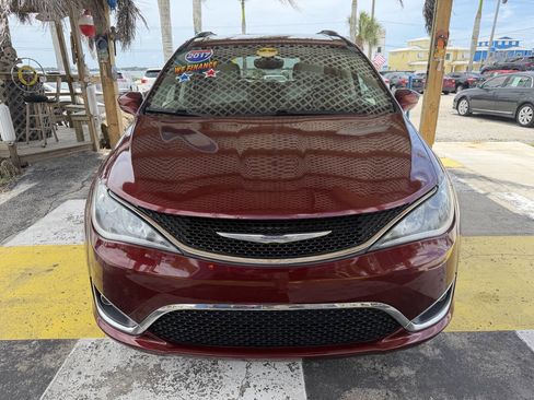 Used 2017 Chrysler Pacifica Touring-L Plus FWD image 2