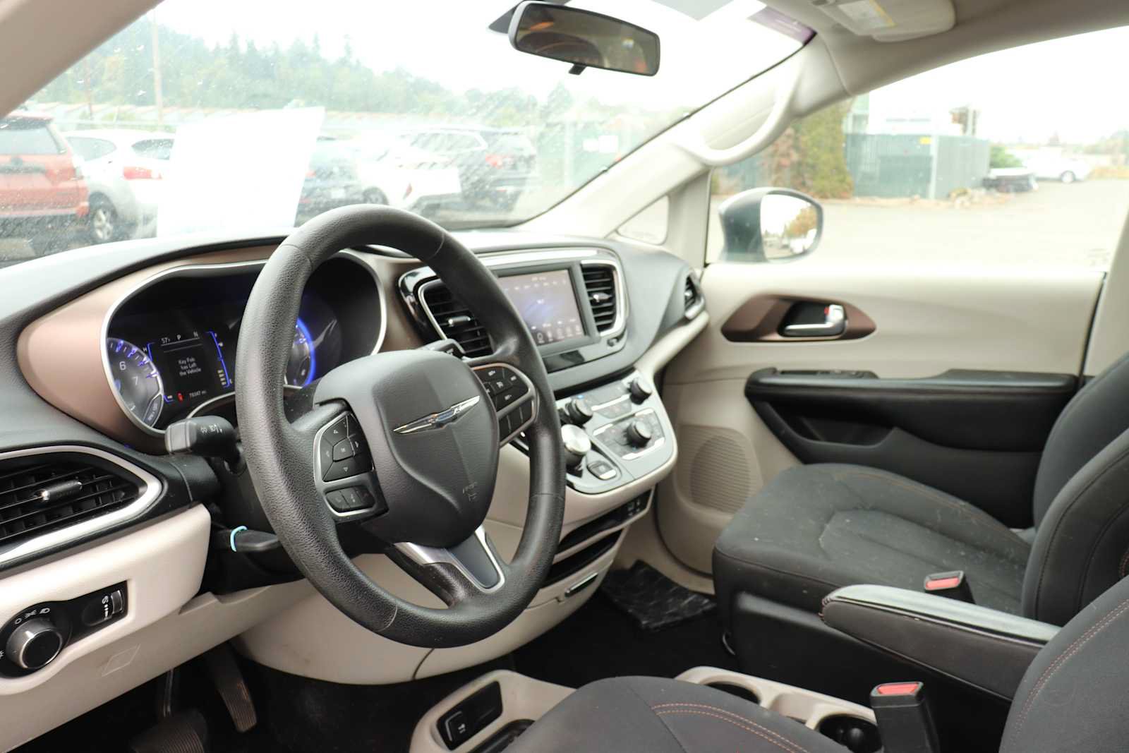 Used 2019 Chrysler Pacifica L FWD image 10