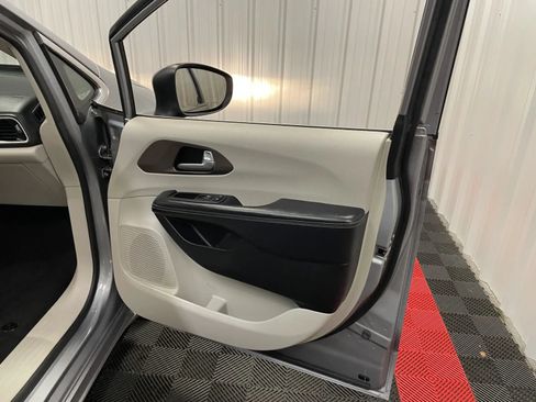 Used 2021 Chrysler Voyager Lxi FWD image 40