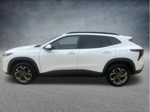 Used 2025 Chevrolet Trax LT w/ LT Convenience Package FWD image 2