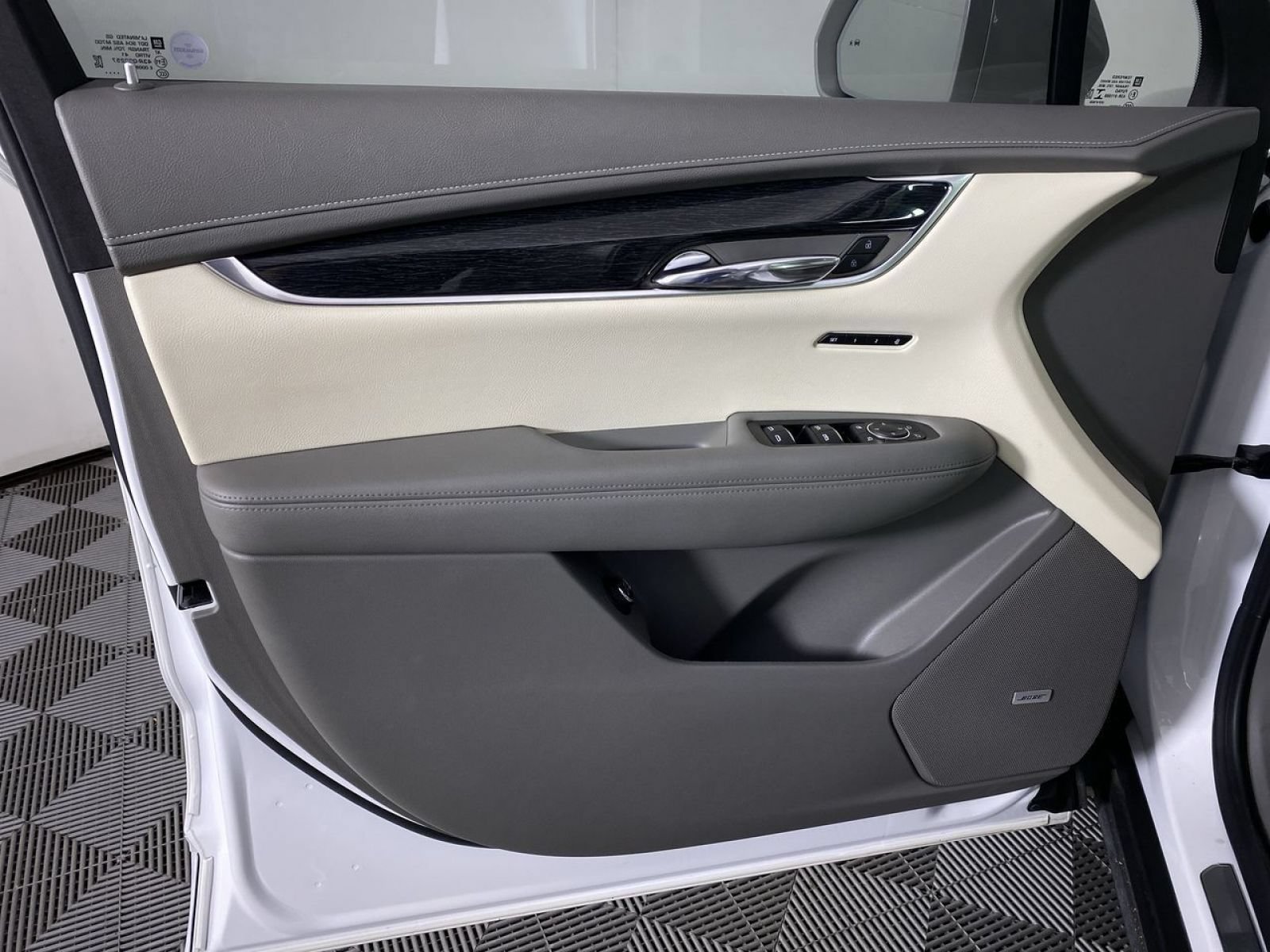 Certified 2020 Cadillac XT6 Premium Luxury FWD image 12