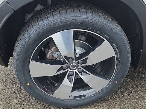 Used 2020 Volvo XC40 T5 Momentum w/ Protection Package Premier image 9