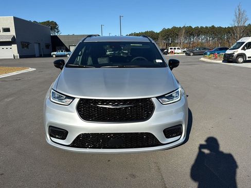 New 2026 Chrysler Pacifica Select w/ S Appearance Package image 2